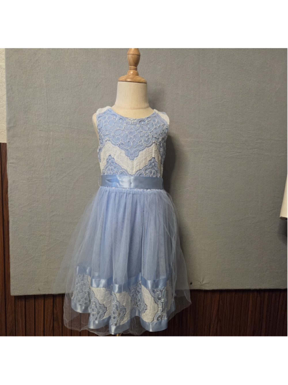Girls Beautees Formal Dress Size 5 Blue White Lace Tulle